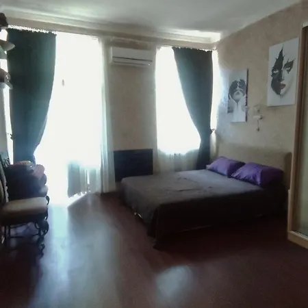 с балконом в центре города Odessa