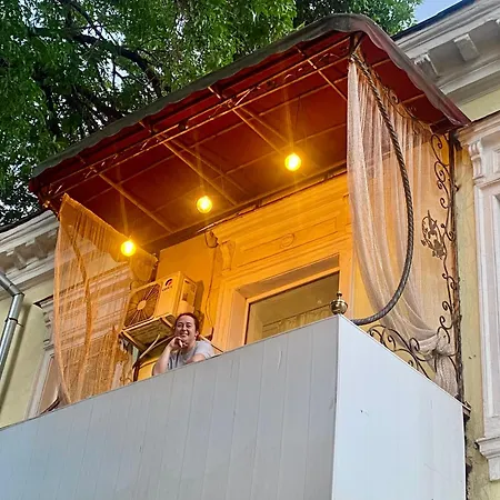 с балконом в центре города Odessa