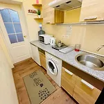 с балконом в центре города Apartment *